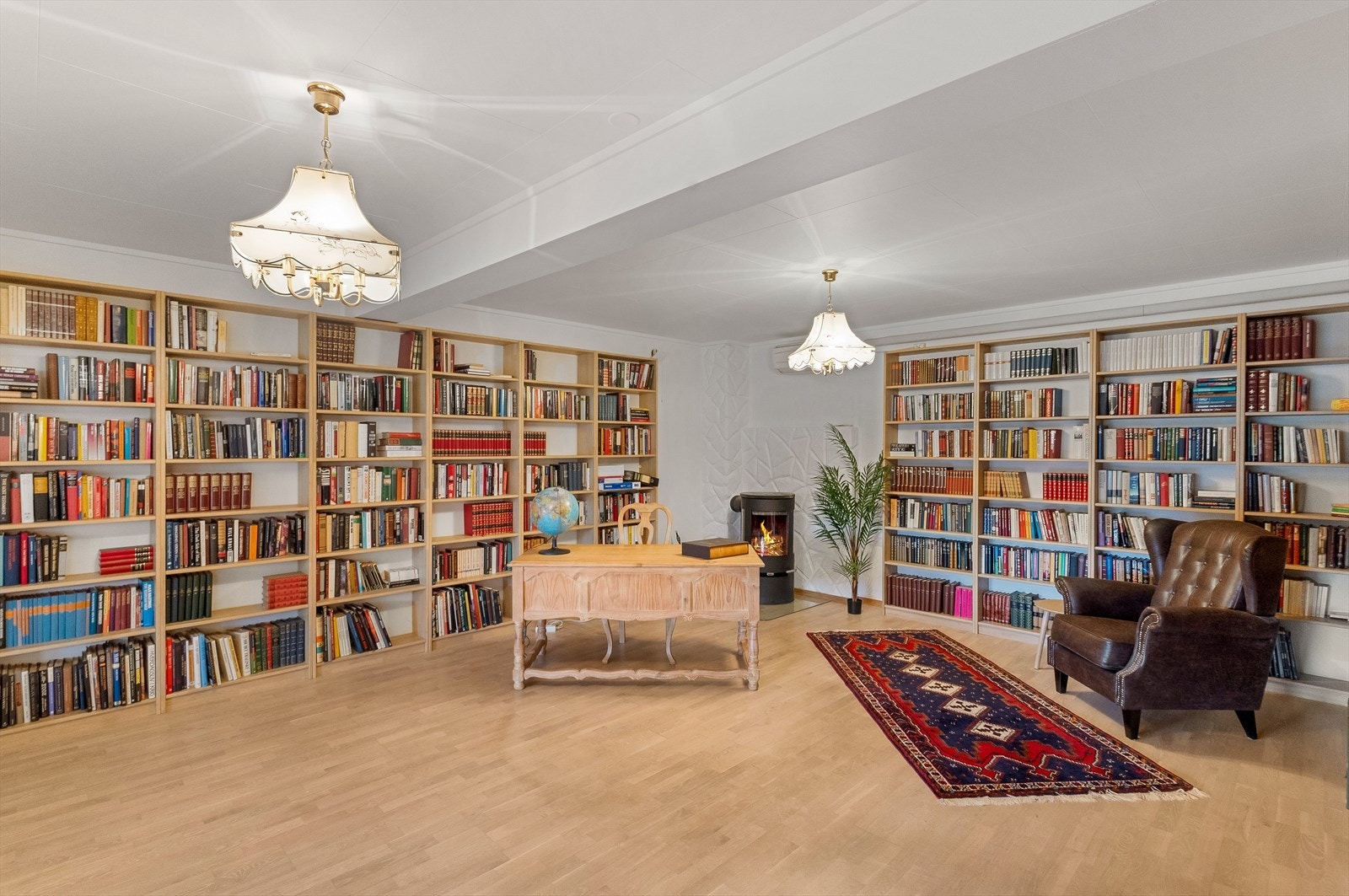 1.etg ble betydelig oppusset i 2016. Her er bildet tatt mot biblioteket, som igjen gir boligen en sjelden karakter og danner en lun ramme for rolige stunder. Galleribilde