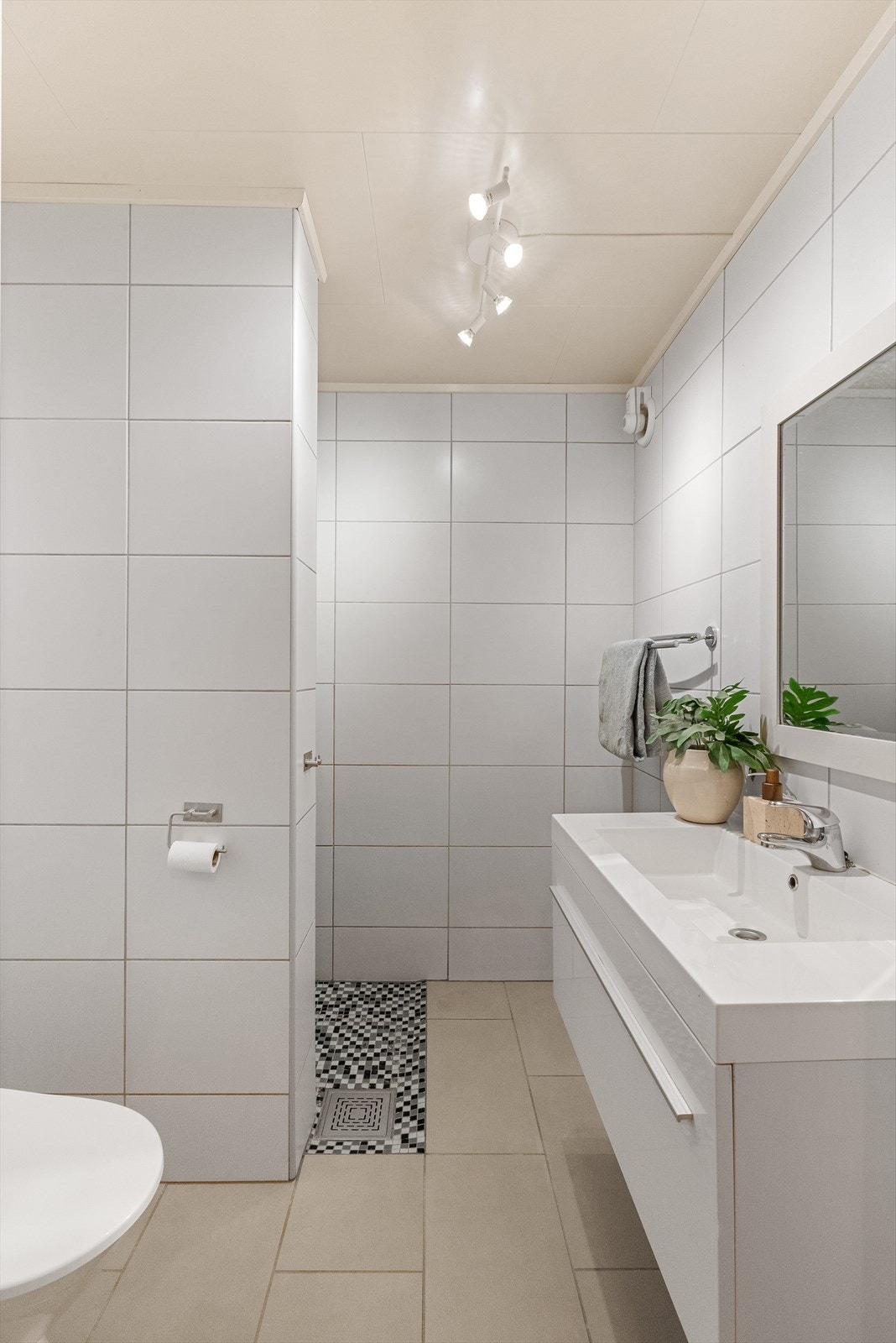 Badet i 1. etasje ble ifølge eier totalrenovert i 2012 av Rana Totalservice. Flislagte gulv og vegger, samt nedsenket dusjsone og elektriske varmekabler inngår i rommets utførelse. Galleribilde
