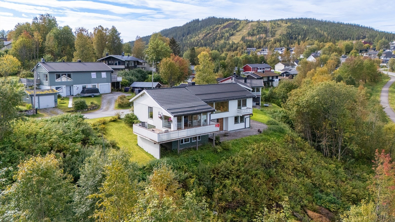 Fra boligen er det gangavstand til både skiløyper, slalåmbakke, flotte friluftsområder året rundt og det samme til skole, barnehage og daglige servicetilbud. Galleribilde