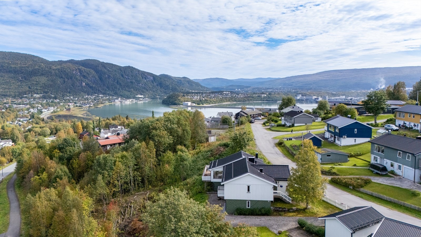 Meget barnevennlig og ikke minst trivelige omgivelser, noe som gir trygge oppvekstvilkår for de minste. Galleribilde