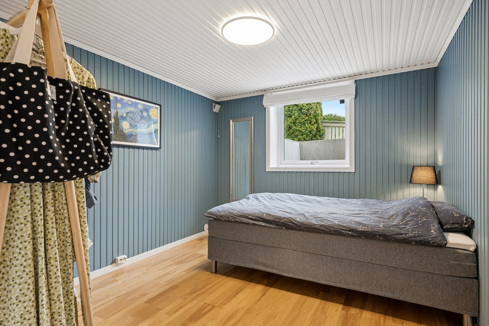 Det tredje soverommet er også av god størrelse og byr på fine møbleringsmuligheter. Galleribilde