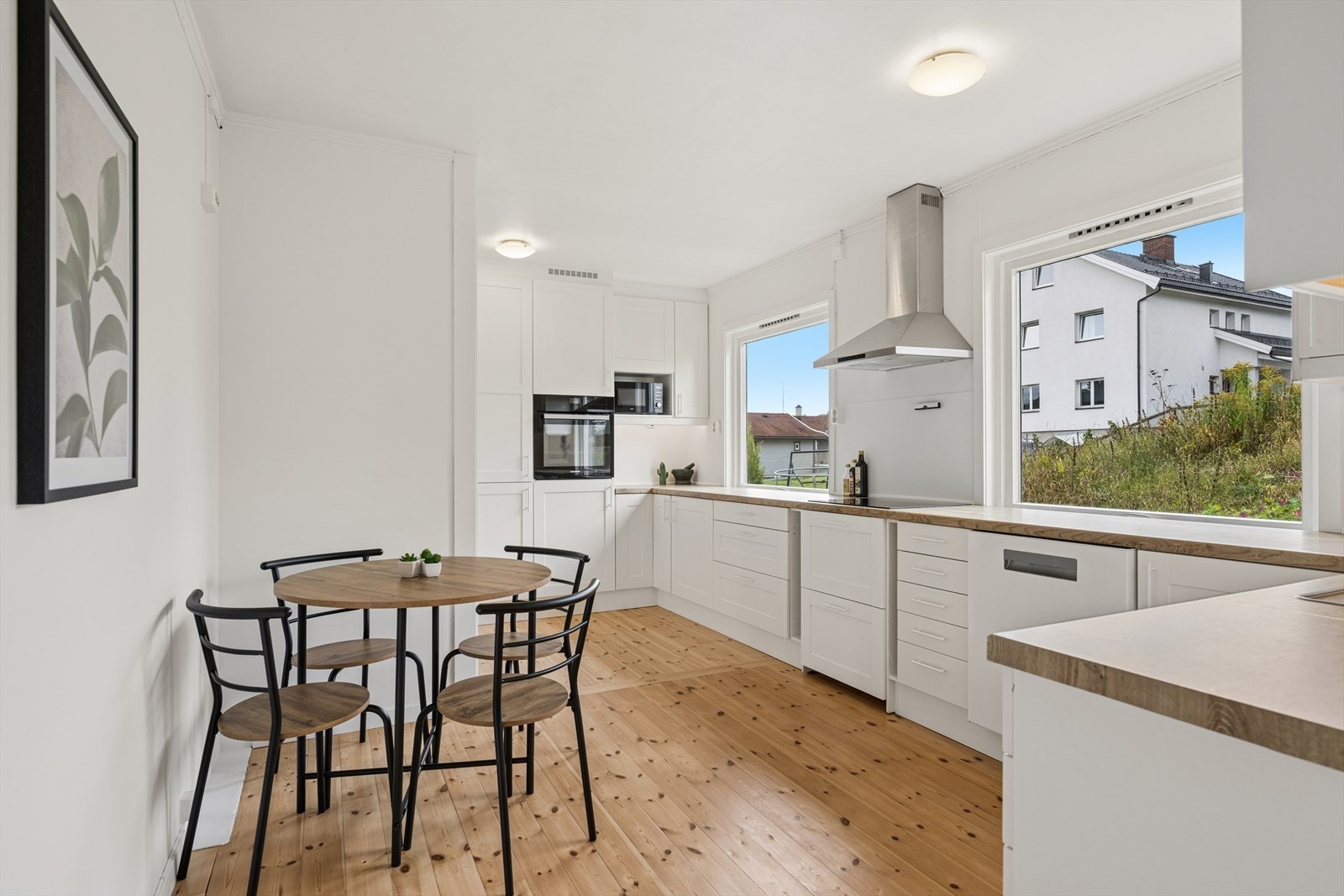 Det romslige kjøkkenet gir samtidig god plass til spisebord -fint for både hverdagsmåltider og hyggelige stunder rundt bordet. Galleribilde