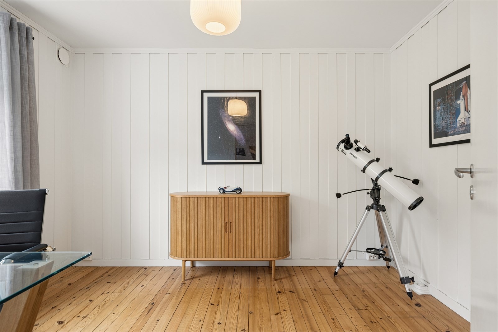 Fra stuen er det direkte tilgang til ett av boligens fem soverom. Galleribilde