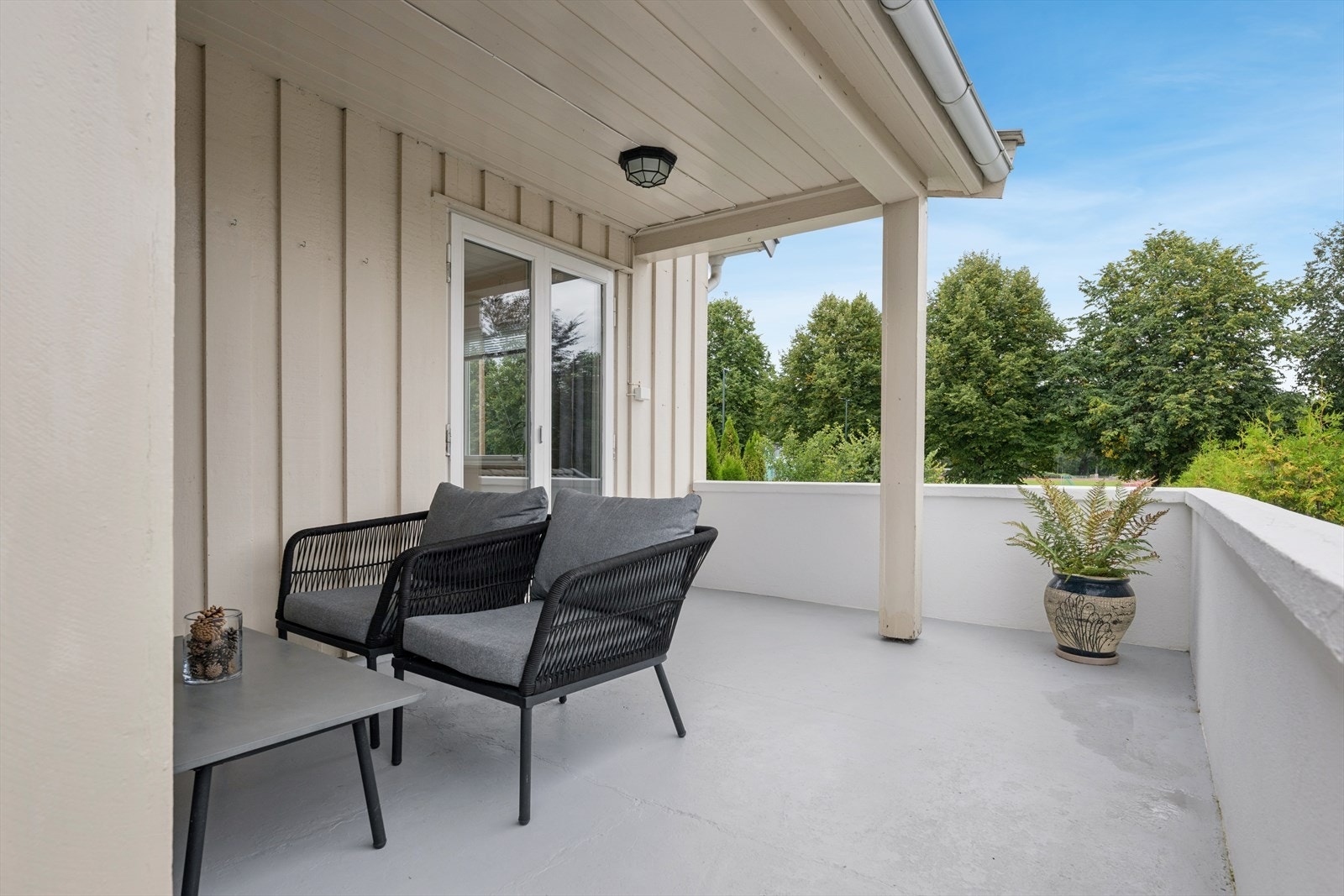 Fra den delvis overbygde verandaen er det fint utsyn mot idrettsbanen ved AKA Arena og de grønne omgivelsene rundt Schjongslunden. Herfra er det også direkte adkomst til hagen. Flere bilder av uteområdene følger senere i annonsen. Galleribilde