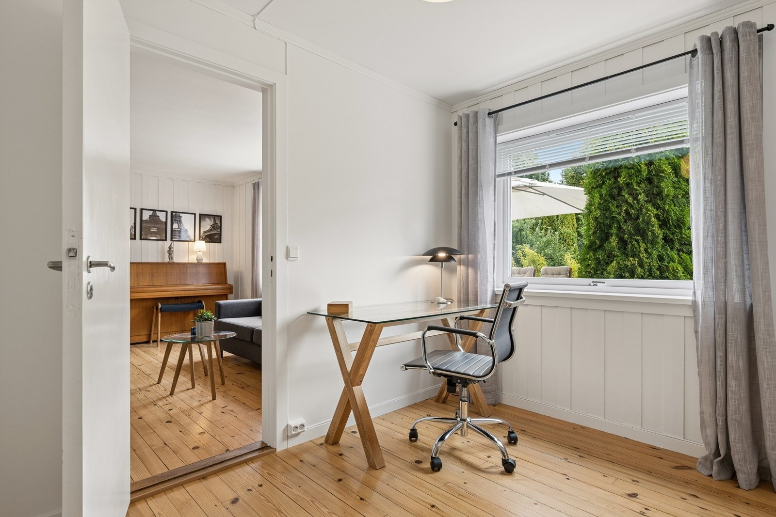 Rommet er i dag innredet som hjemmekontor, men har plass til seng og øvrig møblement. Galleribilde