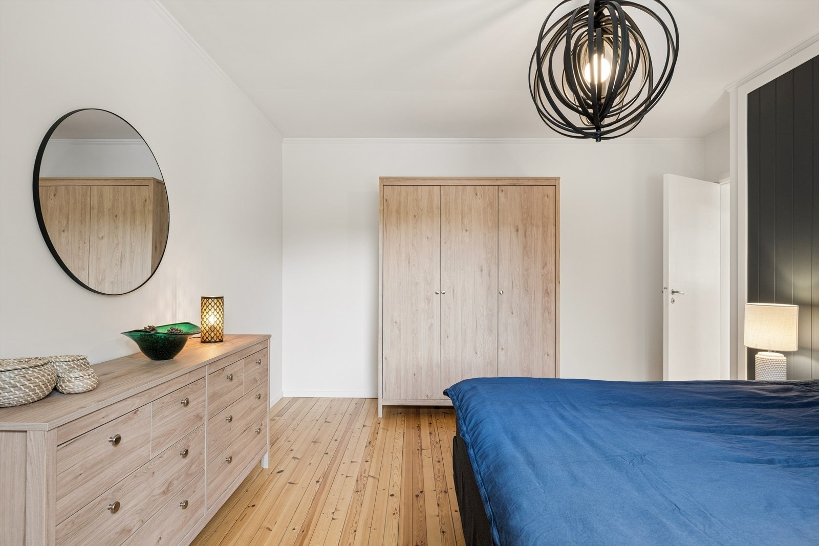 Rommet har gode oppbevaringsmuligheter med garderobeskap, samt plass til ytterligere oppbevaringsmøbler. Galleribilde