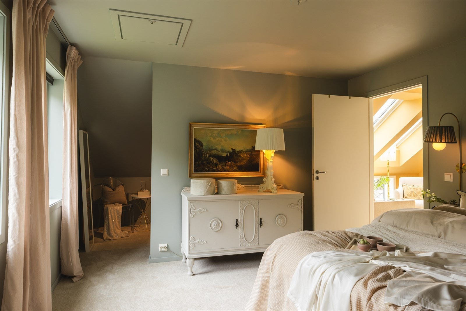 Hovedsoverom med walk-in closet er målt til ca. 23,5 m². Luke opp til platet kryploft. Perfekt for lagring av julepynt. Galleribilde