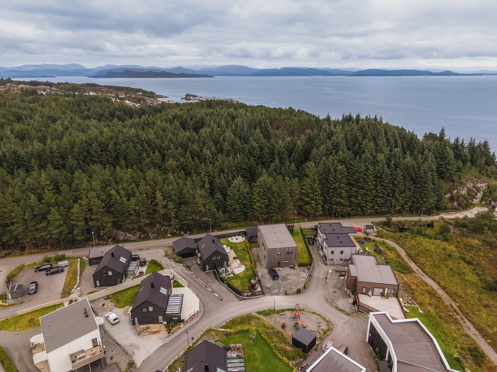 Vi er nærmeste nabo til lekeplassen. En lekeplass med pergola med tak og levegger, sittebenker, bål- og grillplass, ulike lekestativ og huske. Galleribilde