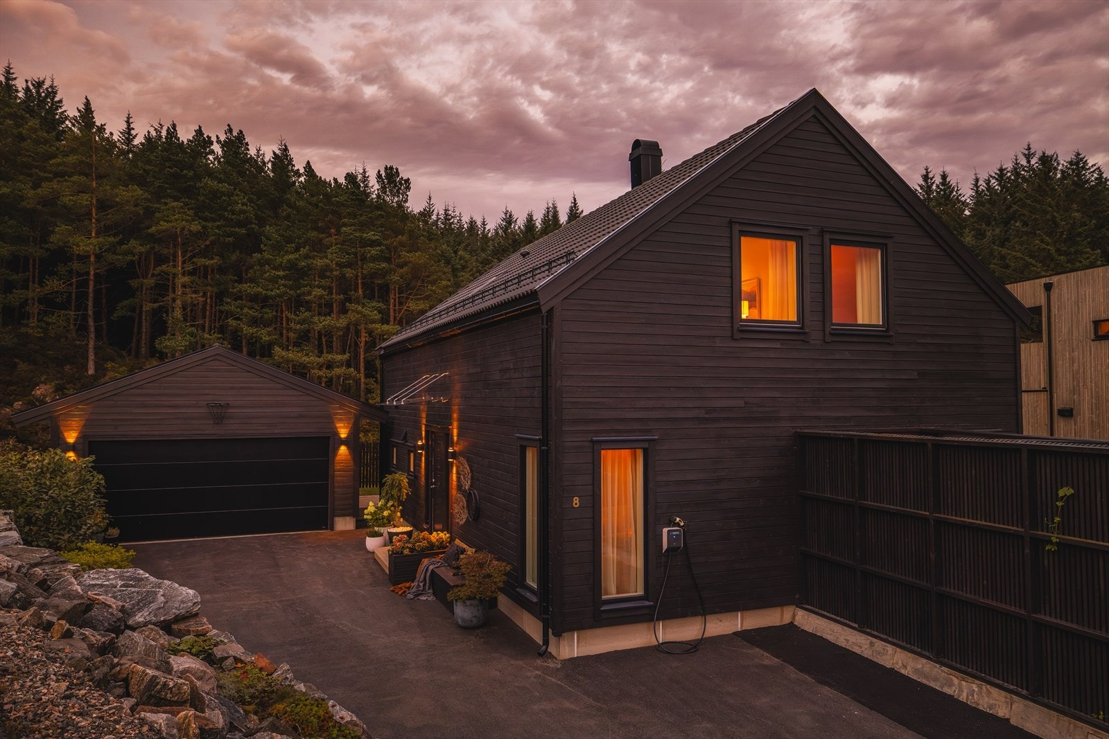 God parkeringsdekning på eiendommen, du finner lader til elbil både i garasje og på uteplass. Galleribilde