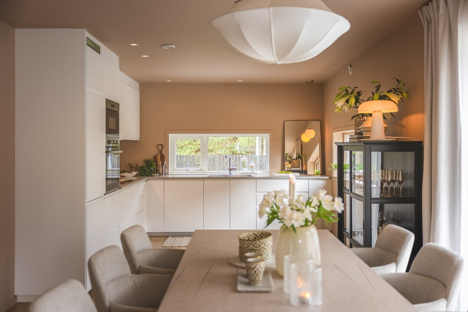 Delikat og stilrent kjøkken levert av IKEA med glatte skapfronter og slitesterk benkeplate i laminat. Galleribilde