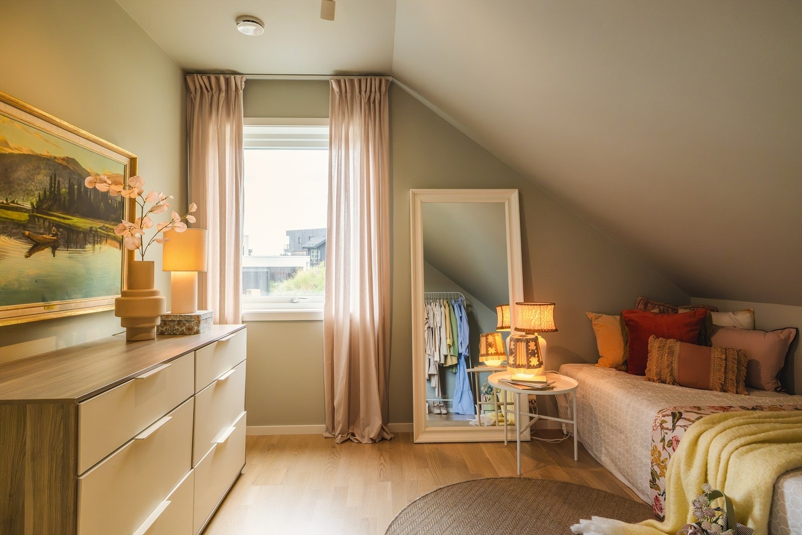 Soverom er målt til ca. 12,5 m². Romslig soverom med delvis sjøutsikt fra vindu. Galleribilde