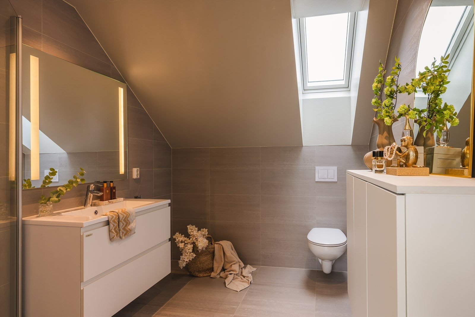 Bad fra 2019 med samme lekre type fliser som hovedetasje, samt behagelig gulvvarme og downlights i himling Galleribilde