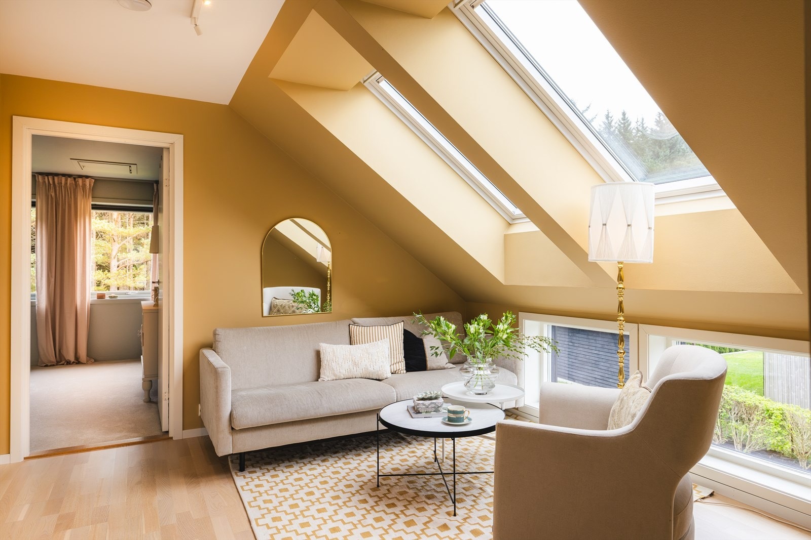 En flott loftstue med flere vinduer som gir rikelig med lysinnslipp. Galleribilde