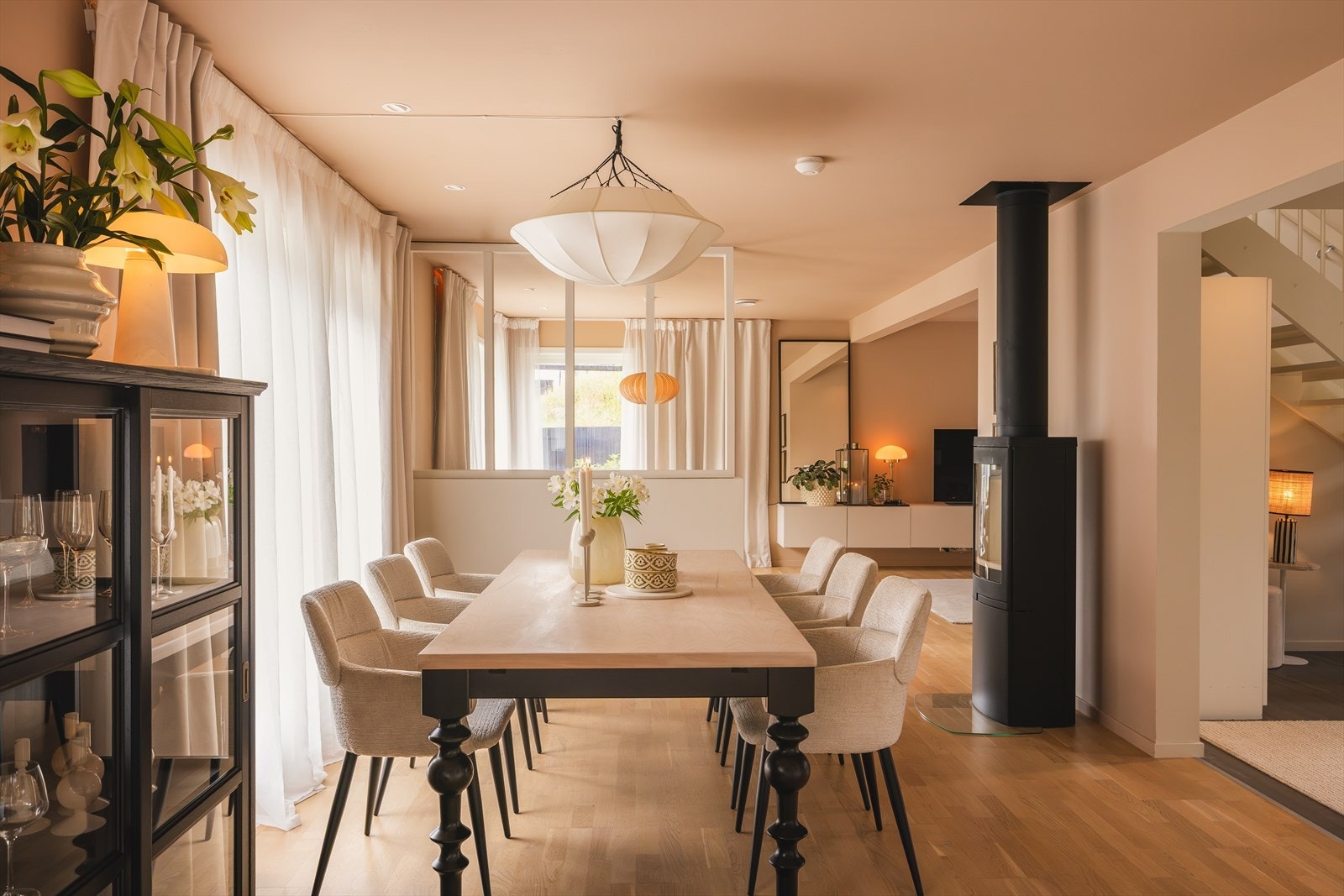 Familievennlig enebolig fra 2019, beliggende i et attraktivt og tilbaketrukket område på Kleppe i Øygarden. Eiendommen har en romslig tomt på ca. 790 m², samt garasje med elbillader. Galleribilde