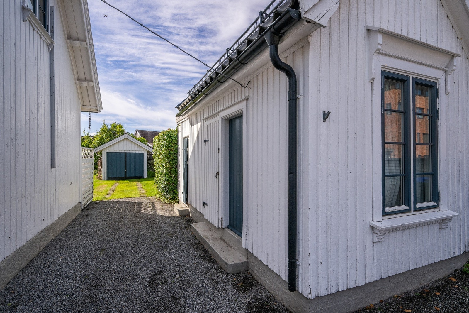 Uthus i samme stil - nyere tak og vinduer også på uthuset Galleribilde