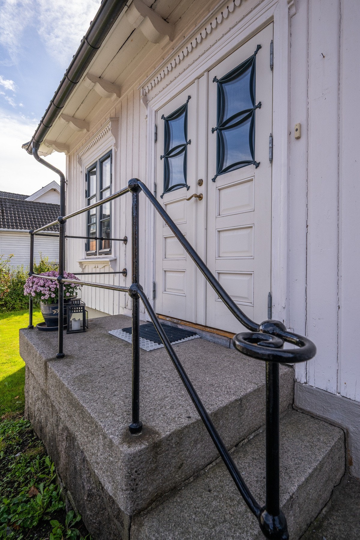 Inngangsdøren er en kopi av den gamle originaldøren Galleribilde