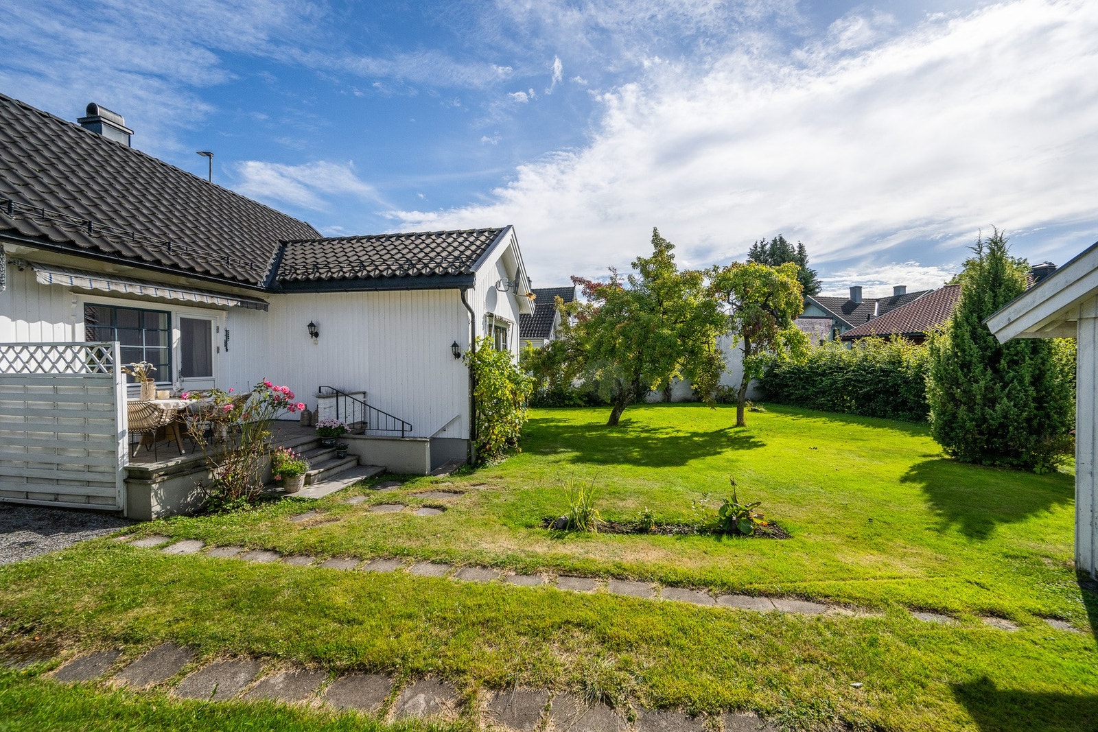 Tomten ligger mot syd og har gode solforhold. Galleribilde