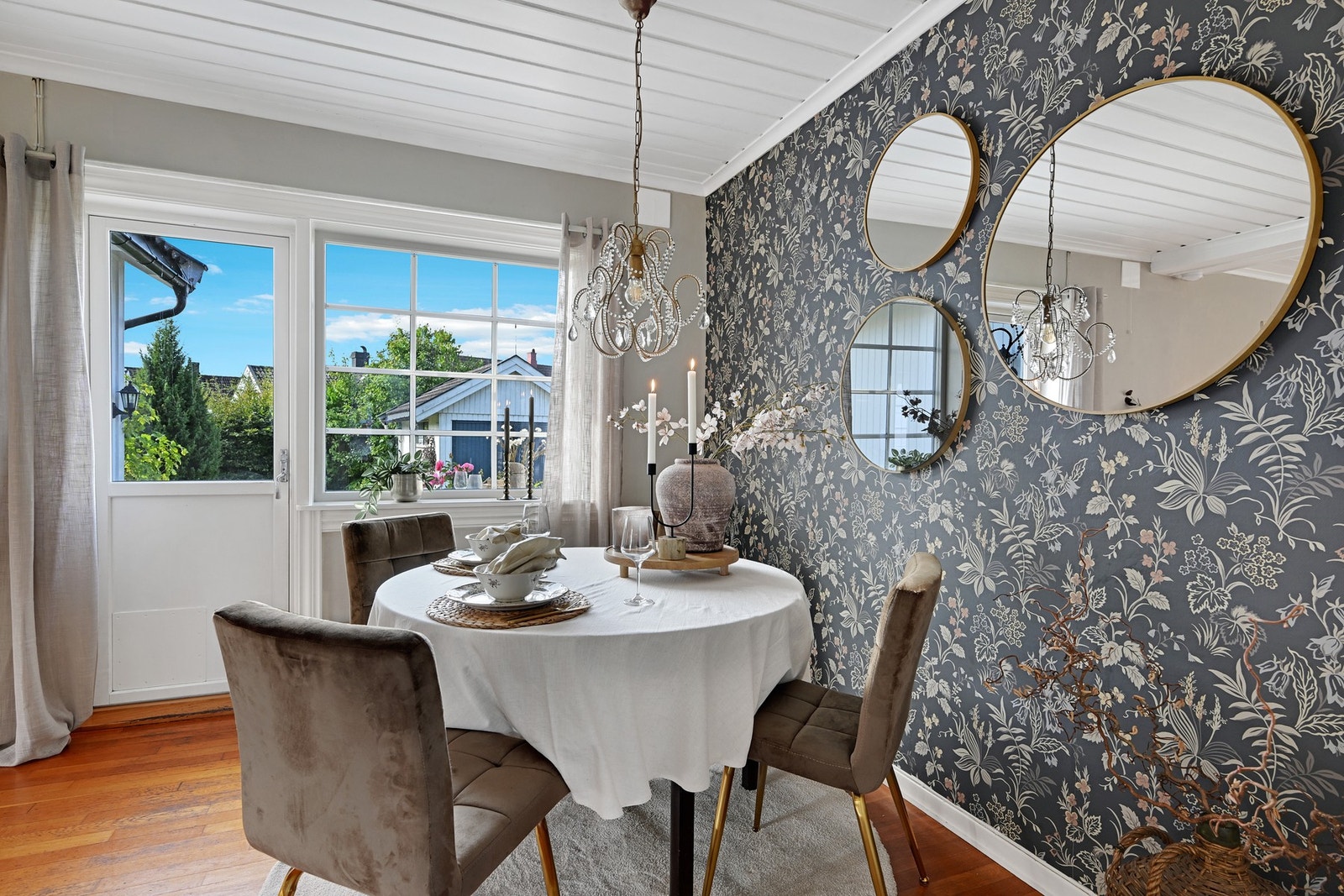 Fra spisestua er det utgang til terrasse og den flotte hagen Galleribilde