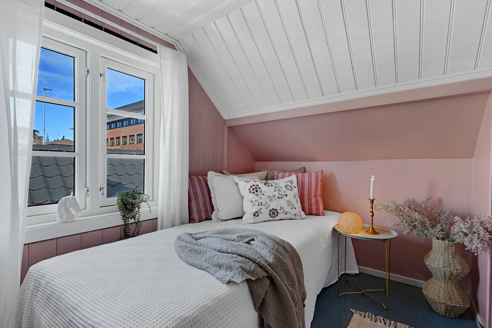 Soverom loft med stort vindu Galleribilde