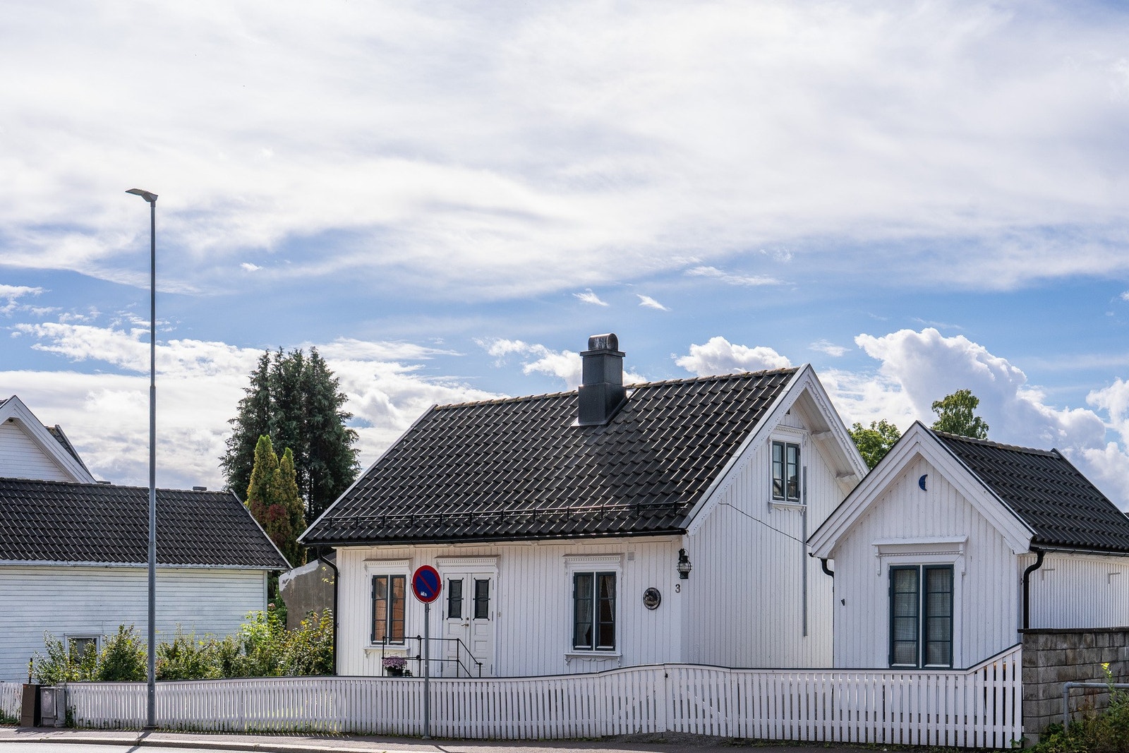 Her ser vi fasaden mot veien og uthuset til høyre Galleribilde