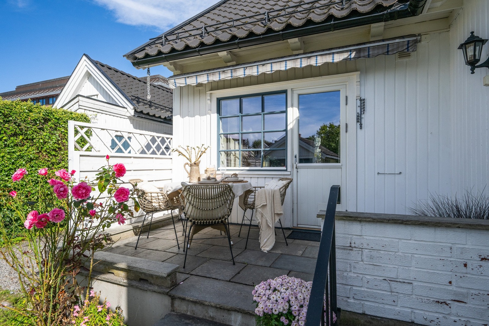 Her ser vi litt av den usjenerte og solrike terrassen Galleribilde