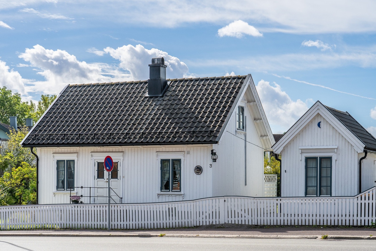 Her ser vi fasaden mot veien og med uthuset til høyre Galleribilde