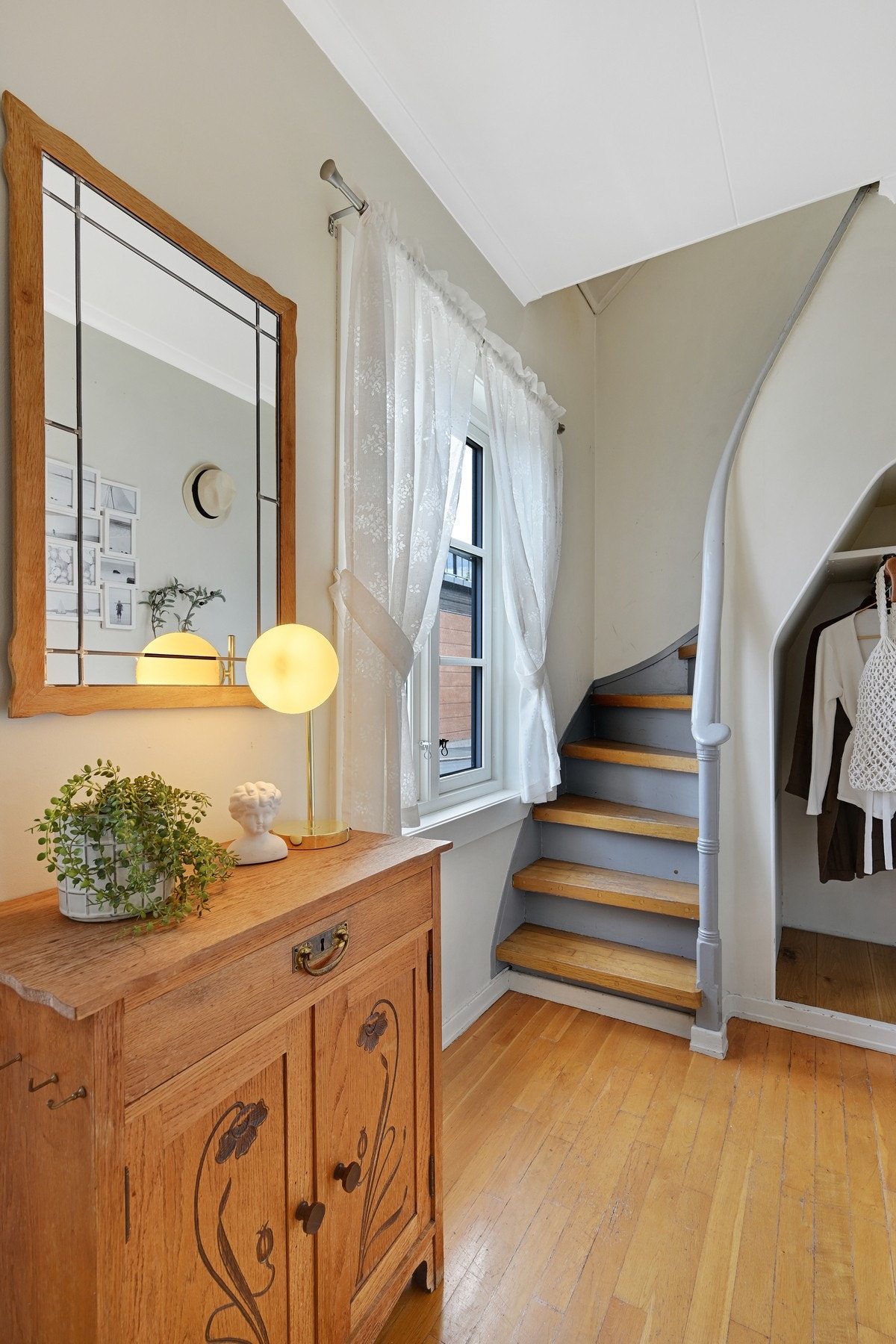 Da tar vi trappen opp til loftsetasjen Galleribilde