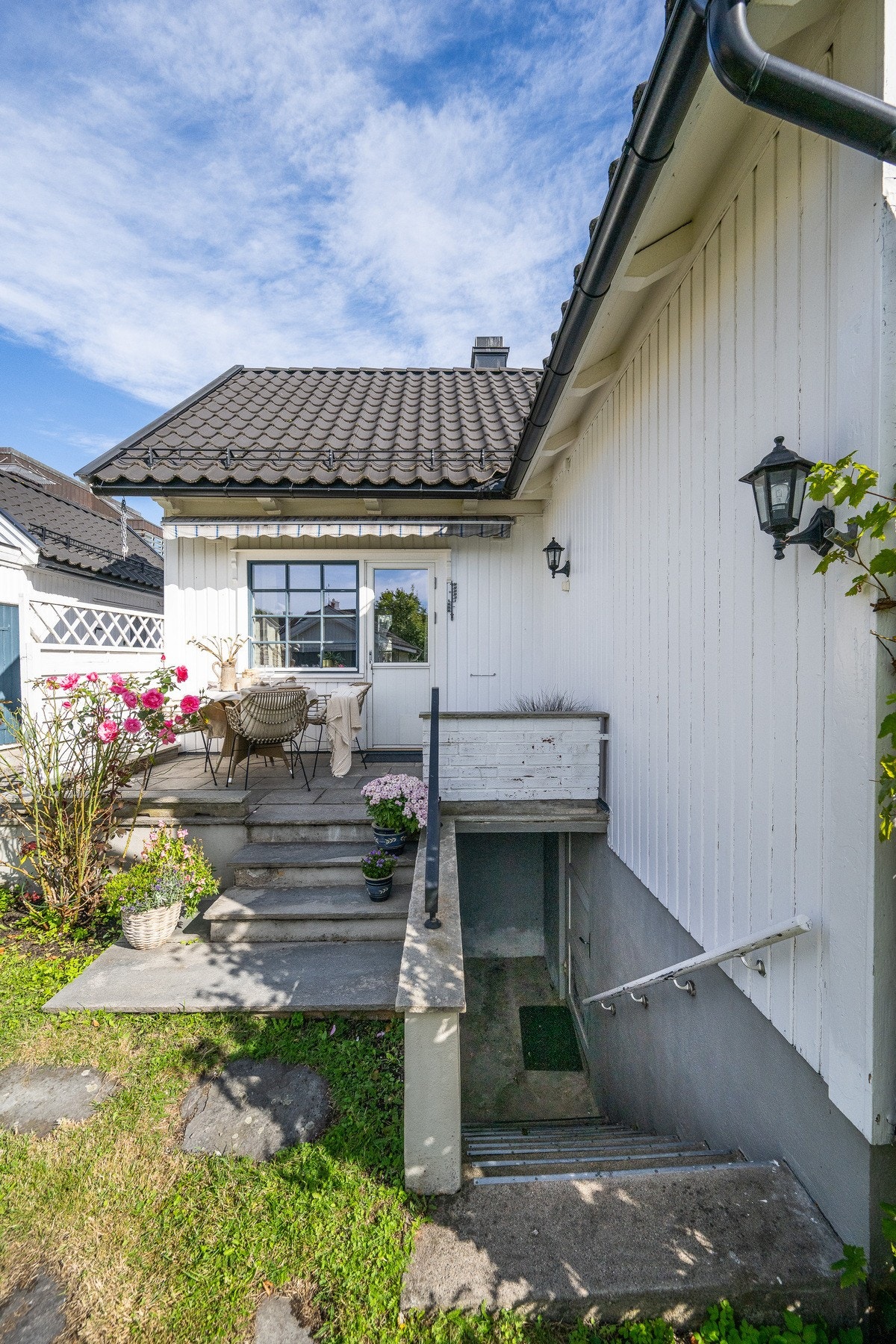 Det er kjeller under deler av huset med adkomst via utvendig trapp Galleribilde