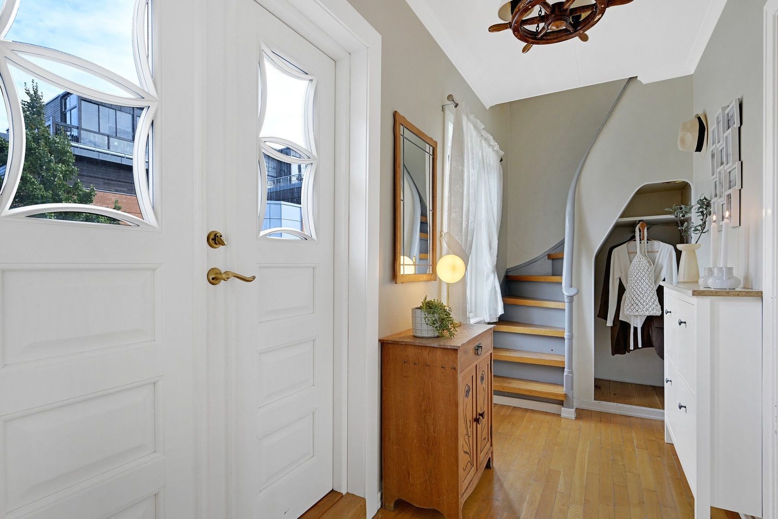 Entrè med garderobe og oppgang til loftsetasjen Galleribilde