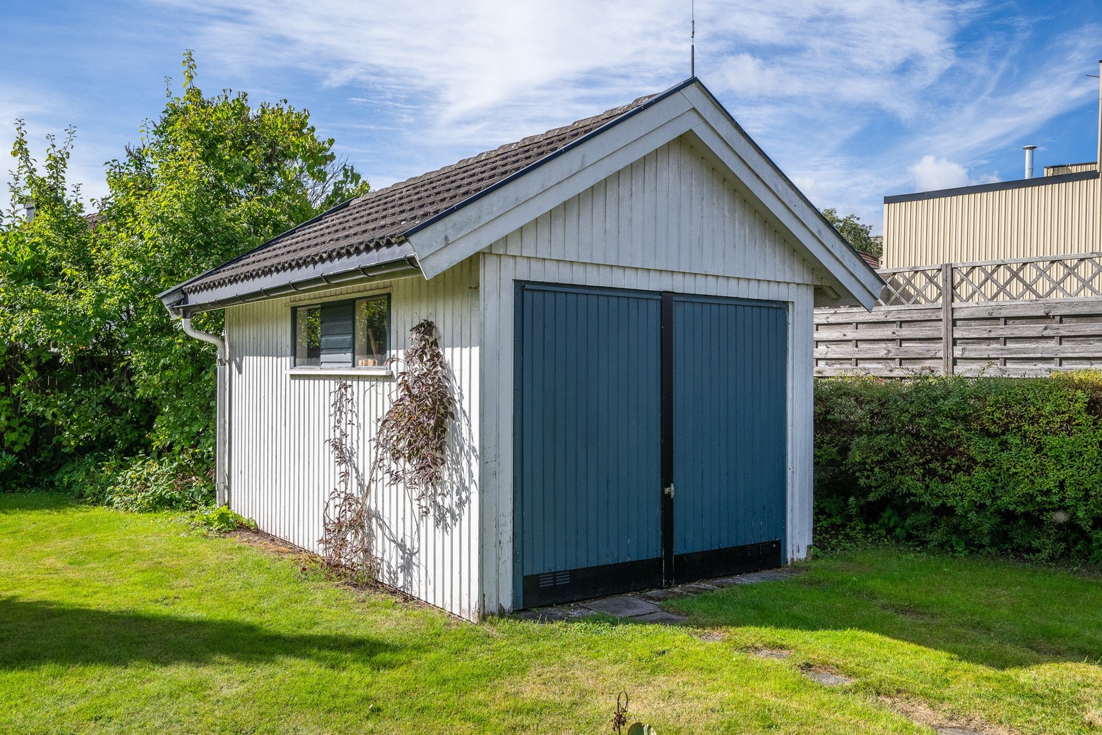 Frittliggende garasje - det er også plass for parkering i innkjørselen foran garasjen Galleribilde