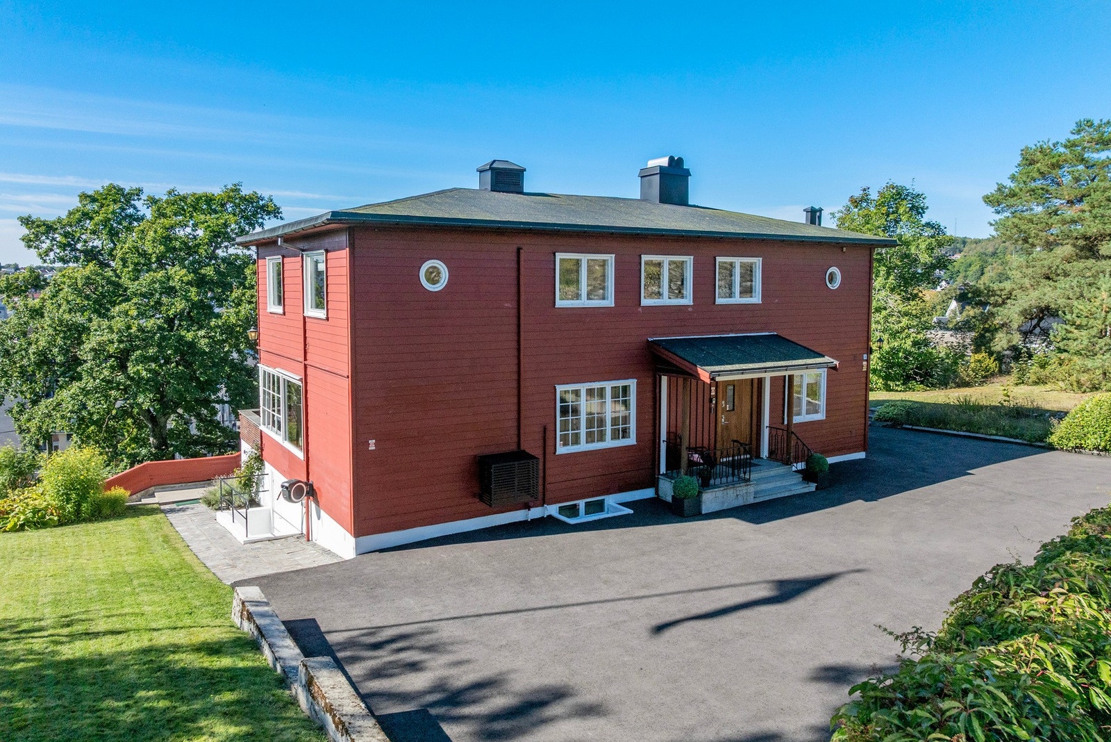 Asfaltert gårdsplass og plass til garasje Galleribilde
