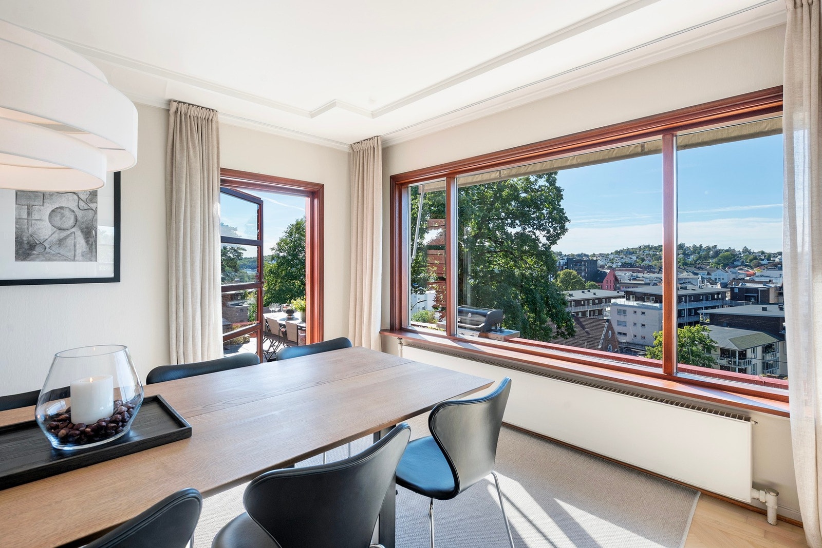 Dør til solfylt terrasse Galleribilde