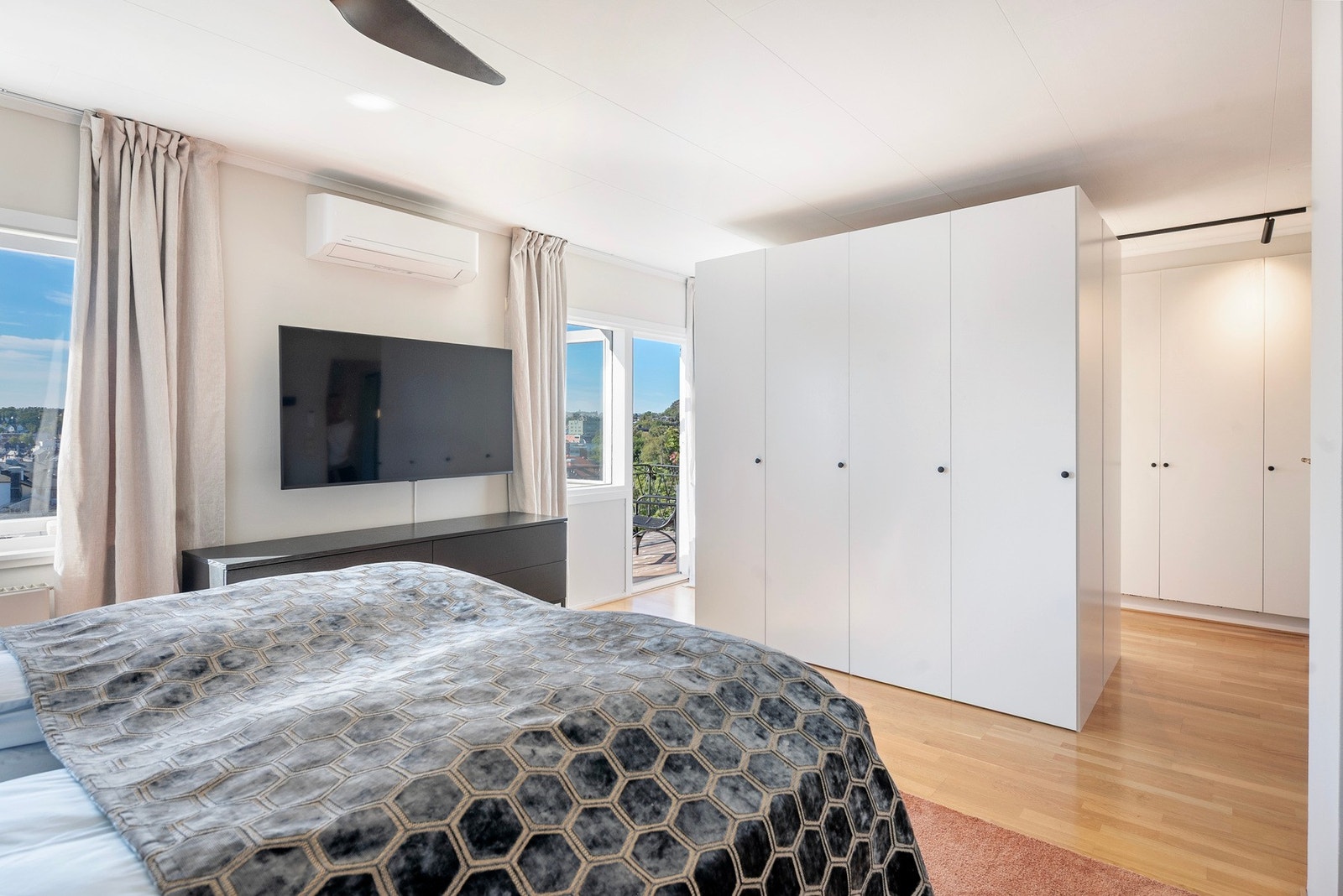 Mye garderobe plass Galleribilde