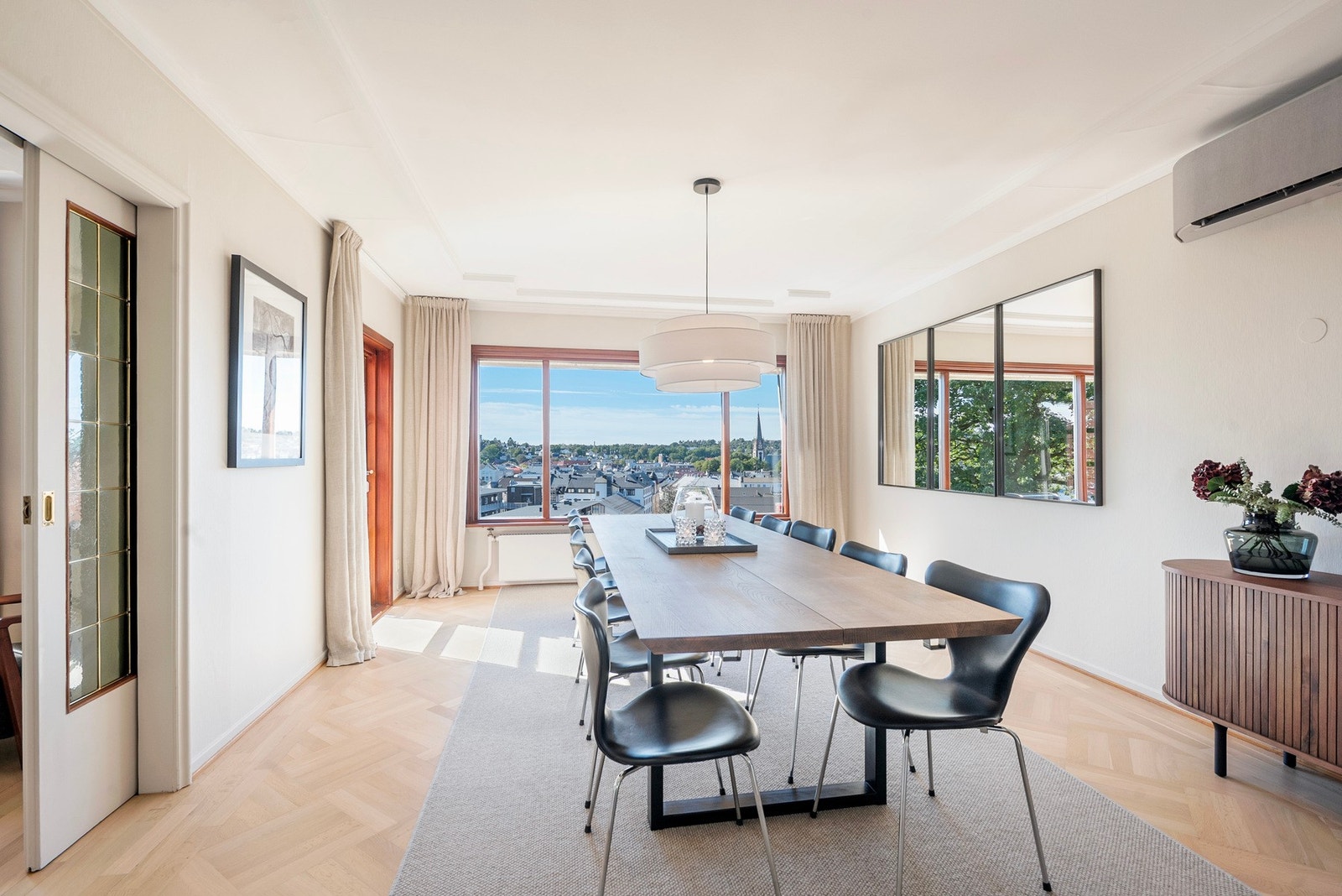 Stor spisestue med panorama Galleribilde