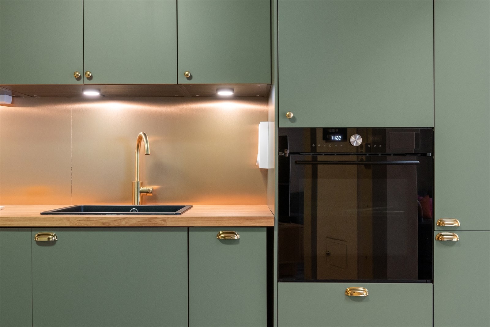 Integrerte hvitevarene sørger for en stilren finish på uttrykket, og kjøkkenets helhetlige design passer ypperlig inn med rommets innredning for øvrig. Galleribilde
