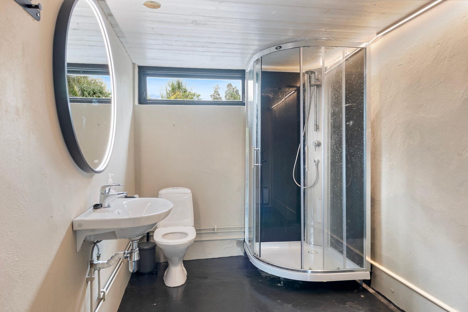 To bad og eget vaskerom gjør morgenrushet enklere. Badet i kjeller ble innredet ca. 2018. Galleribilde