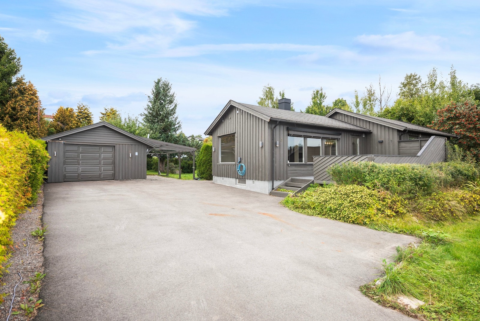 Romslig gårdsplass med plass til flere biler. Galleribilde