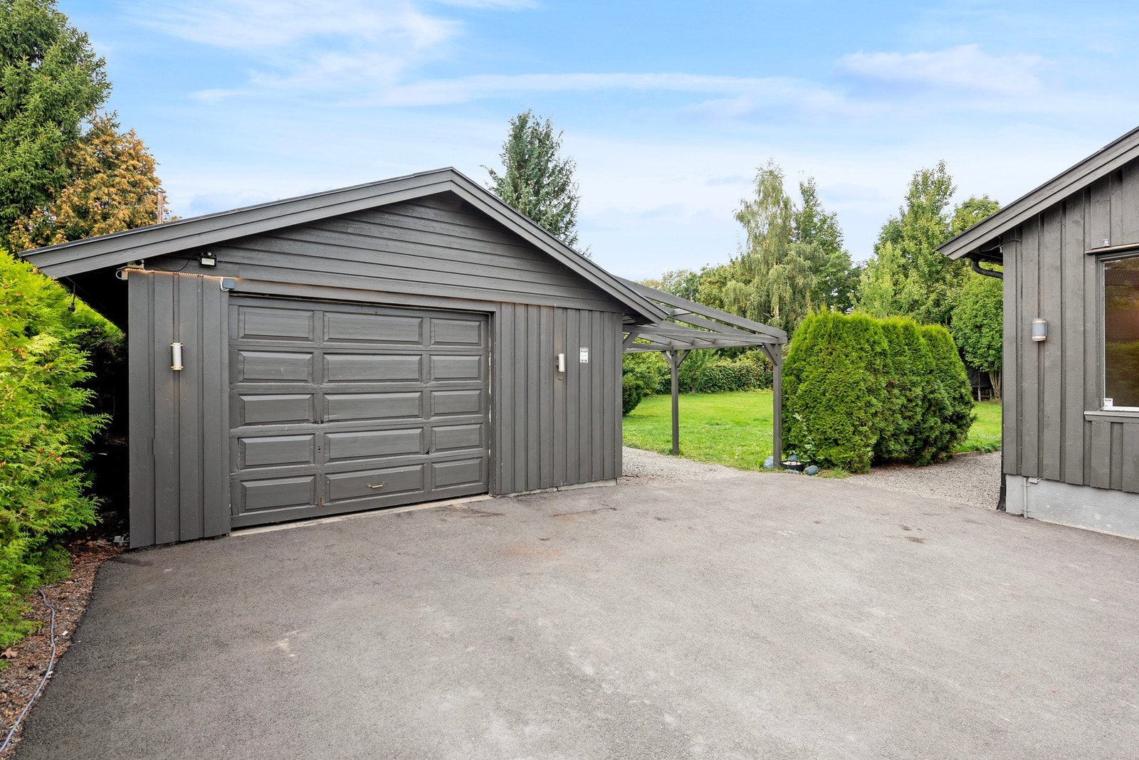 Garasje fra 2000 på 31 kvm med carport. Galleribilde