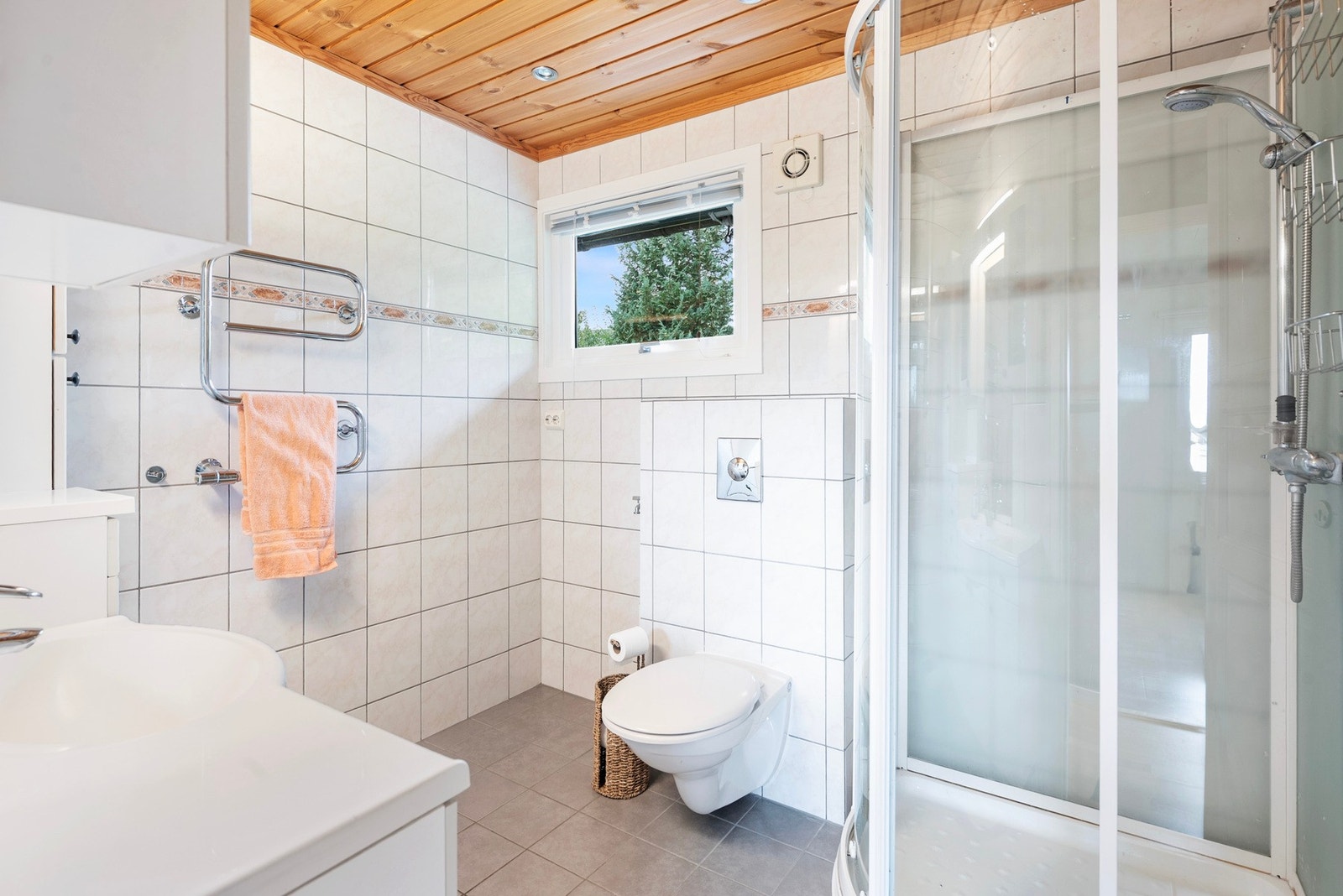 Badet i 1. etasje ble pusset opp i 2004, med nye gulvfliser og varmekabler i 2019. Galleribilde