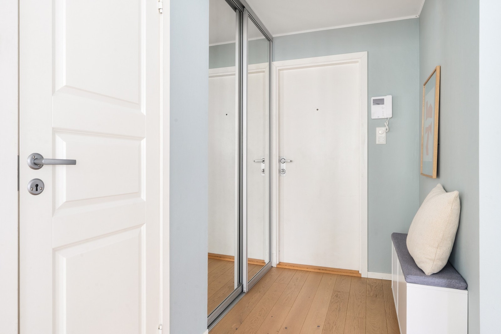 Entréen måler 3,1 kvm og har praktisk oppbevaring i skyvedørsgarderobe. Galleribilde