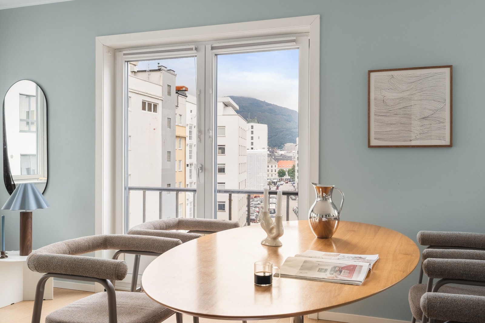 Hyggelig utsikt mot byfjellene fra stuen. Galleribilde