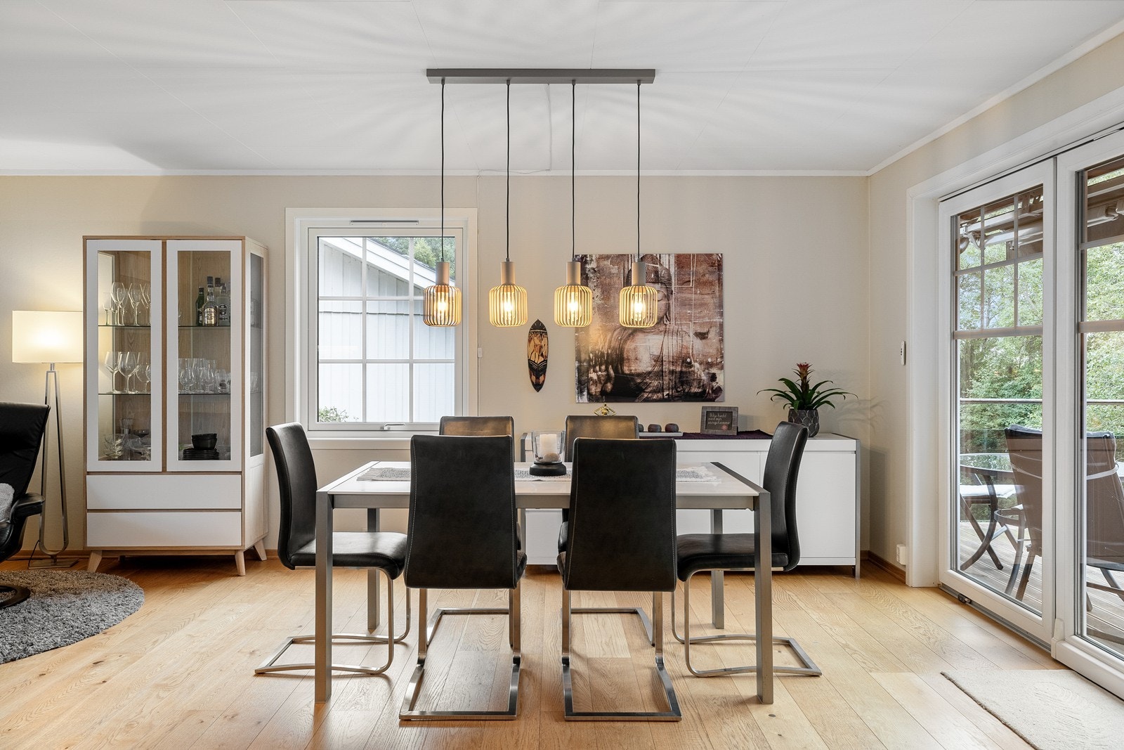 Spisestue med plass til mange gjester og fin utsikt. Galleribilde