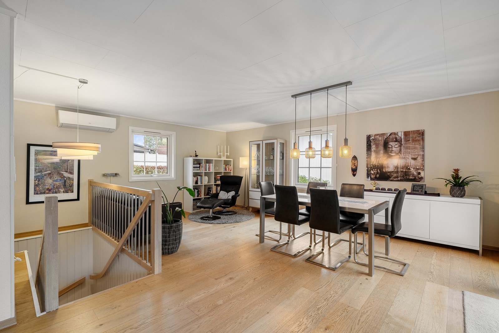 Spisestue/stue i 1. etasje med god plass til langbord og sofagruppe. Galleribilde