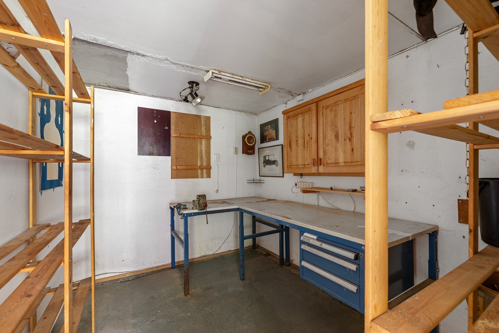 Verksted med god arbeidsplass og oppbevaring. Galleribilde