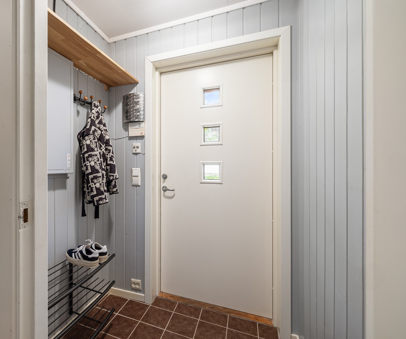 Velkommen inn! Praktisk entré med plass til yttertøy og sko. Galleribilde