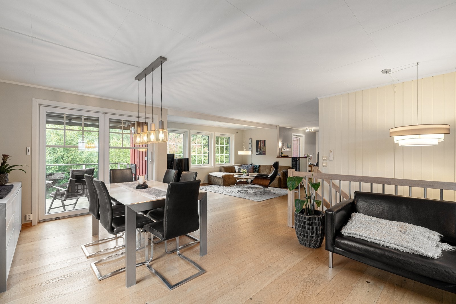 Åpen løsning mellom stue, spisestue og balkong - lyst og innbydende. Galleribilde