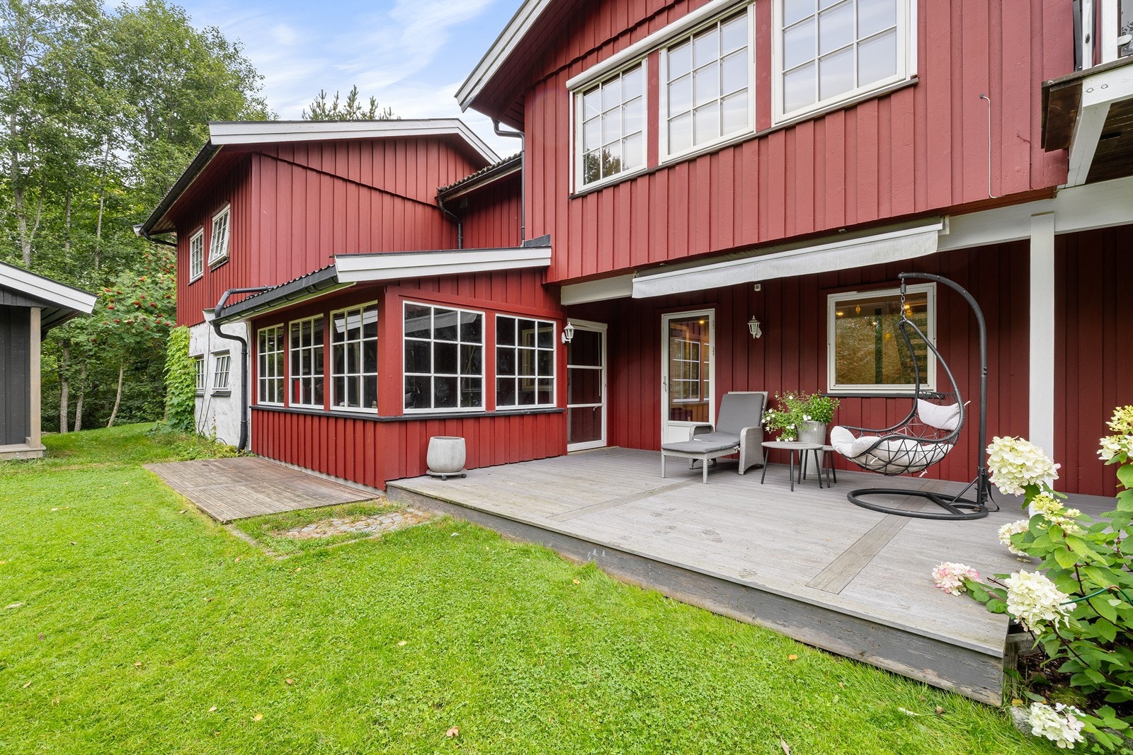 Terrasse og hage med sittegrupper, hengekøye og fin utsikt. Galleribilde