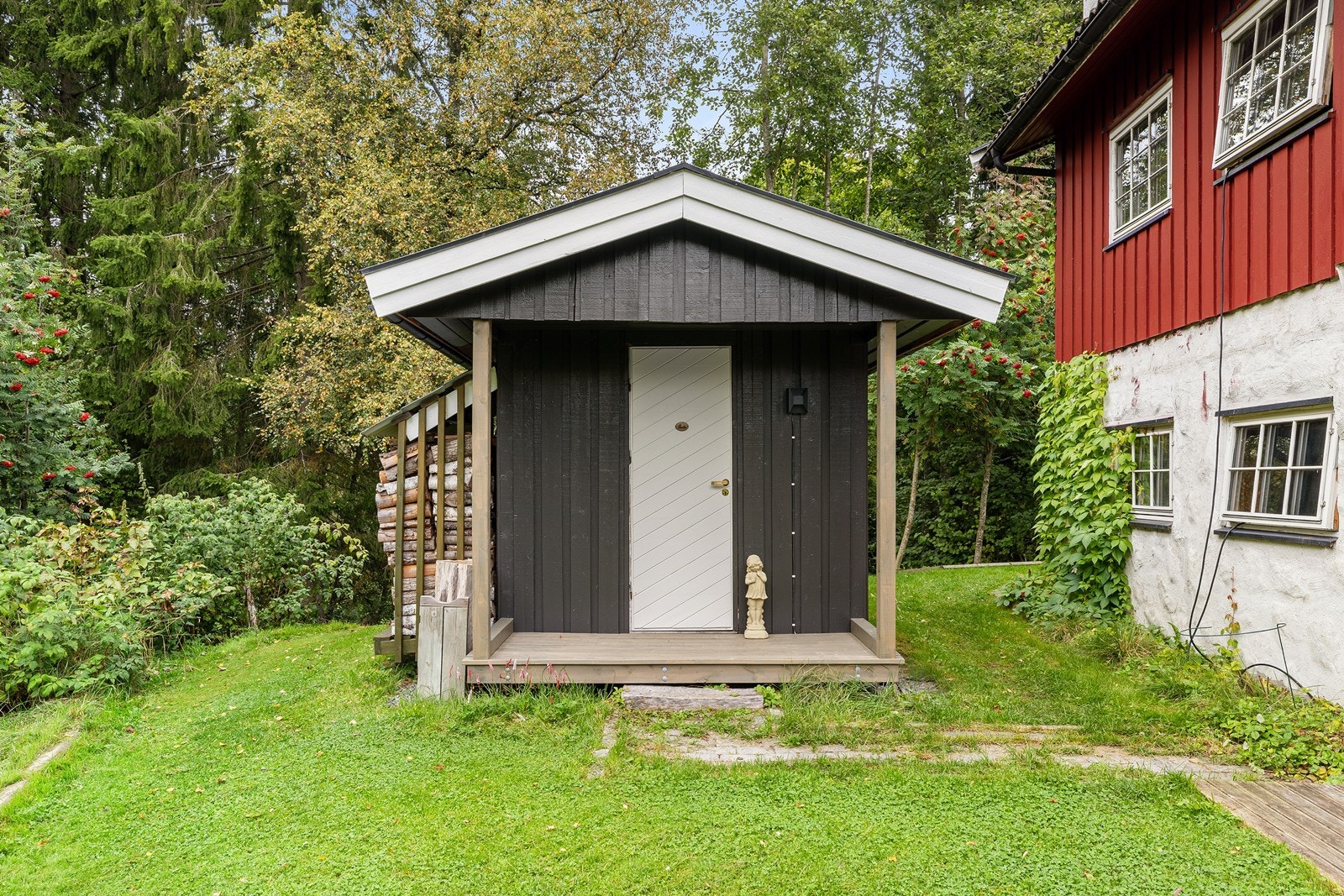 Utvendig isolert bod/uthus med plass til ved og redskap. Galleribilde
