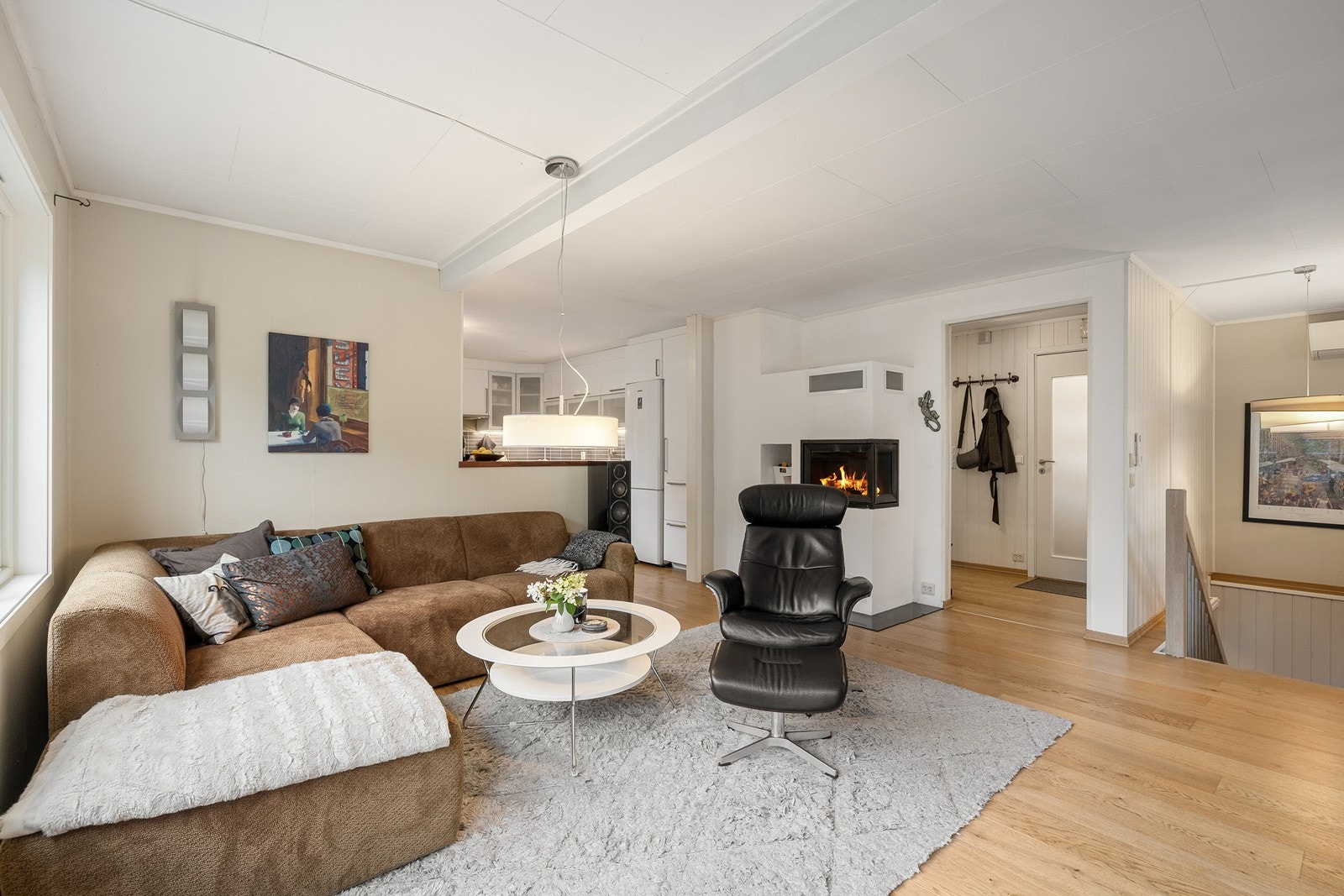 Stue med peis, sofagruppe og god plass til hygge. Galleribilde
