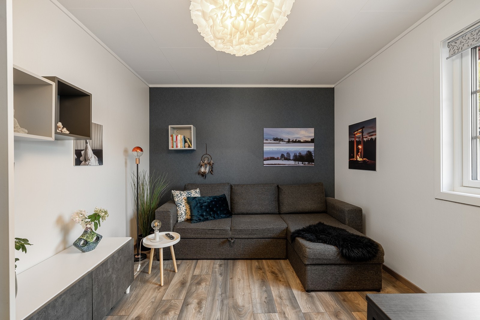 Soverom i 1. etasje med plass til dobbeltseng og garderobeløsning. Kan også brukes som gjesterom eller kontor. Galleribilde